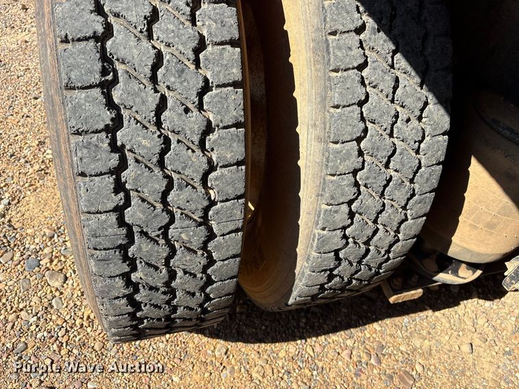 image for item ET7294 2002 Peterbilt 385 flatbed truck