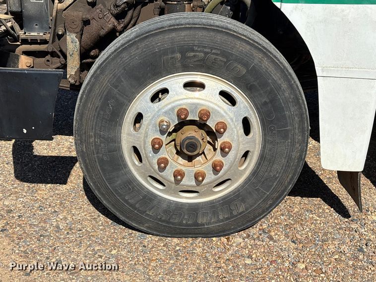 image for item ET7294 2002 Peterbilt 385 flatbed truck