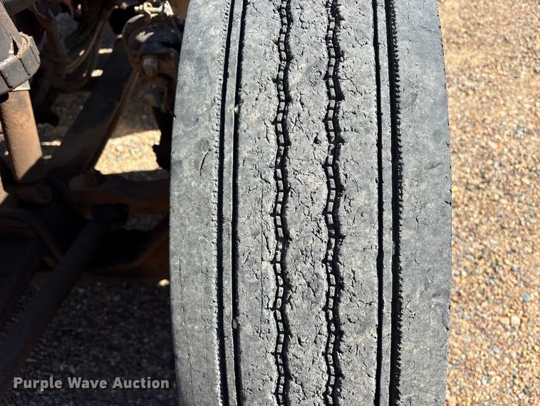 image for item ET7294 2002 Peterbilt 385 flatbed truck