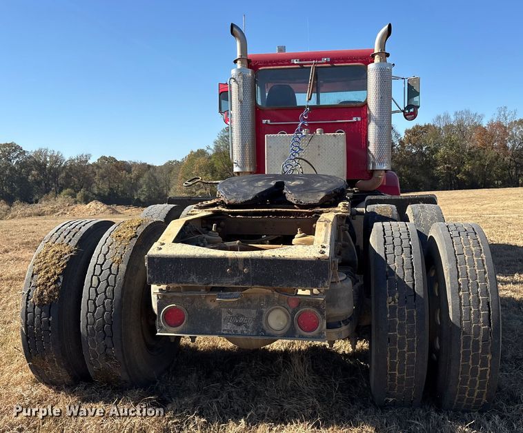 image for item ET7296 2004 Peterbilt 385 semi truck