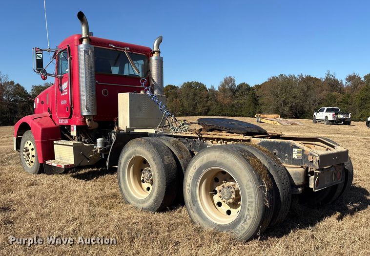 image for item ET7296 2004 Peterbilt 385 semi truck