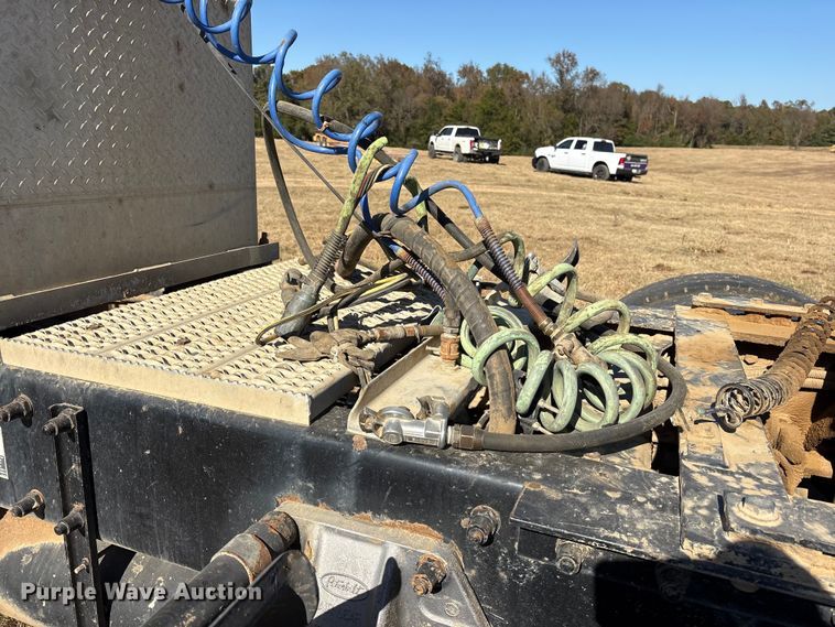 image for item ET7296 2004 Peterbilt 385 semi truck