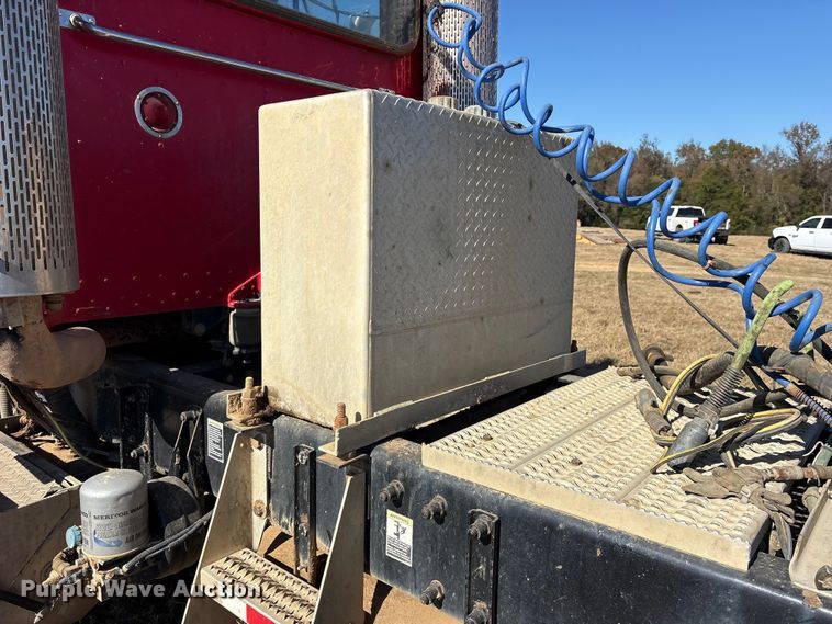 image for item ET7296 2004 Peterbilt 385 semi truck