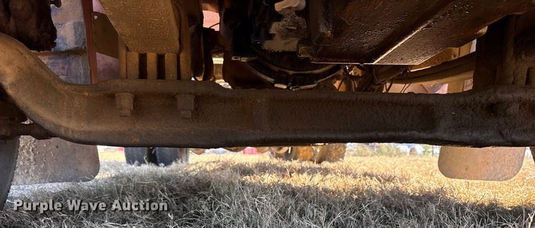 image for item ET7296 2004 Peterbilt 385 semi truck