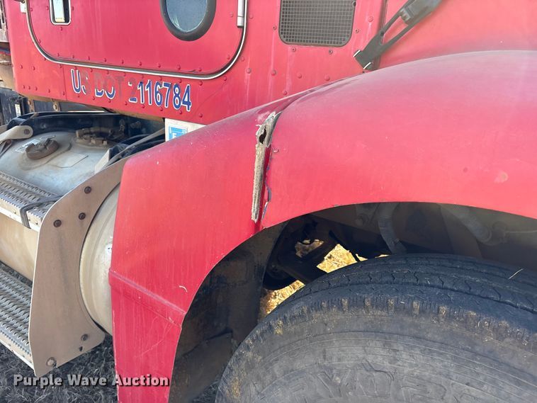 image for item ET7296 2004 Peterbilt 385 semi truck