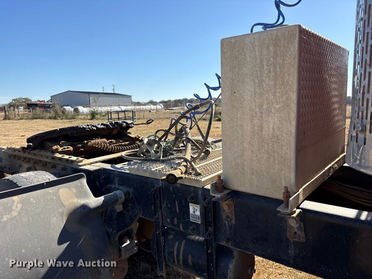 image for item ET7296 2004 Peterbilt 385 semi truck