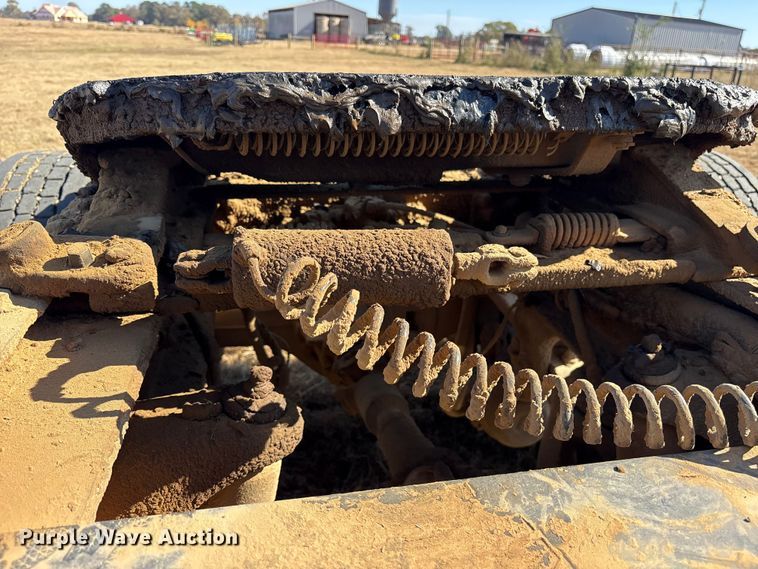 image for item ET7296 2004 Peterbilt 385 semi truck