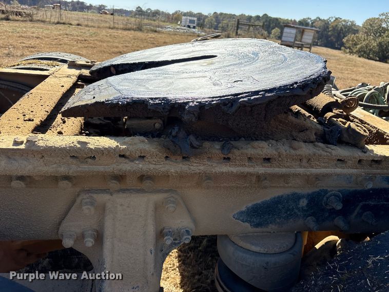 image for item ET7296 2004 Peterbilt 385 semi truck