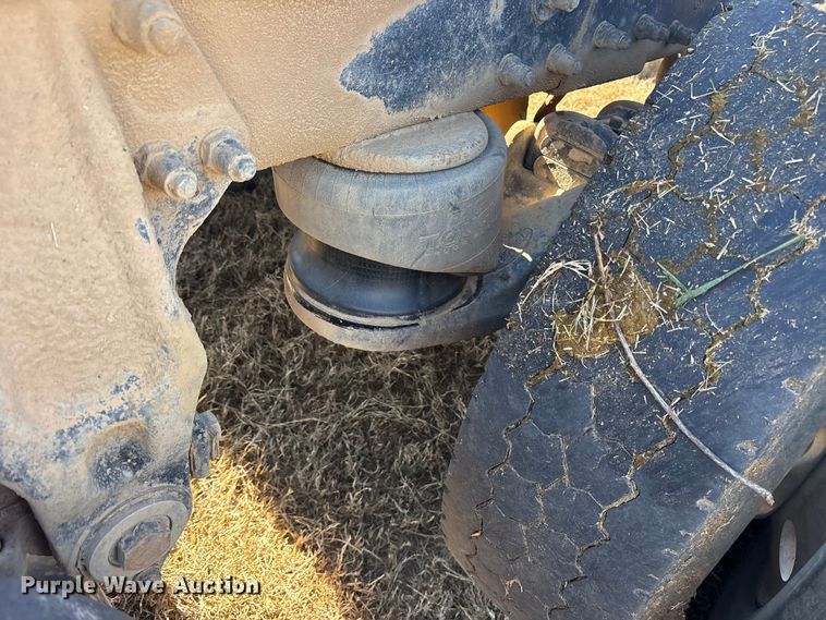 image for item ET7296 2004 Peterbilt 385 semi truck