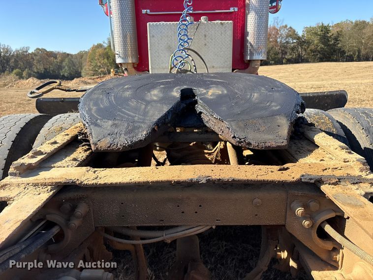 image for item ET7296 2004 Peterbilt 385 semi truck