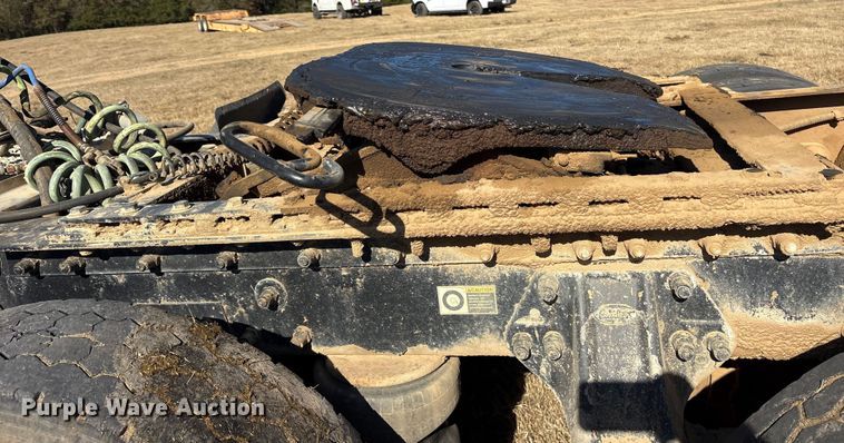 image for item ET7296 2004 Peterbilt 385 semi truck