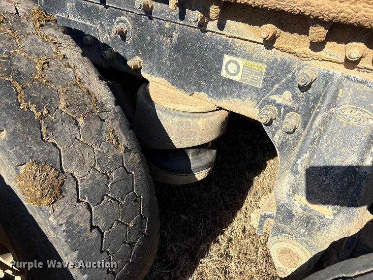 image for item ET7296 2004 Peterbilt 385 semi truck