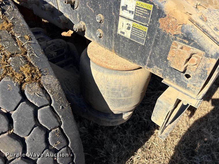 image for item ET7296 2004 Peterbilt 385 semi truck