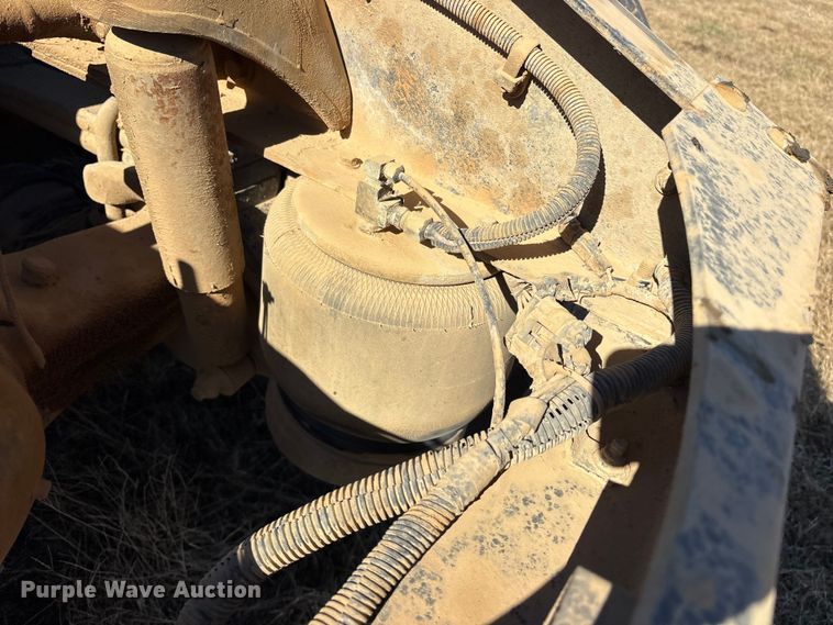 image for item ET7296 2004 Peterbilt 385 semi truck