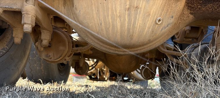 image for item ET7296 2004 Peterbilt 385 semi truck