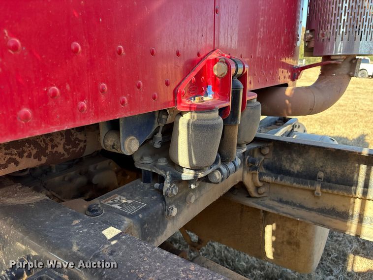 image for item ET7296 2004 Peterbilt 385 semi truck