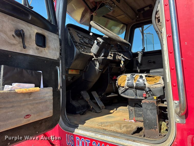 image for item ET7296 2004 Peterbilt 385 semi truck