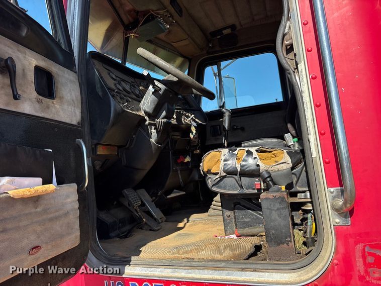 image for item ET7296 2004 Peterbilt 385 semi truck