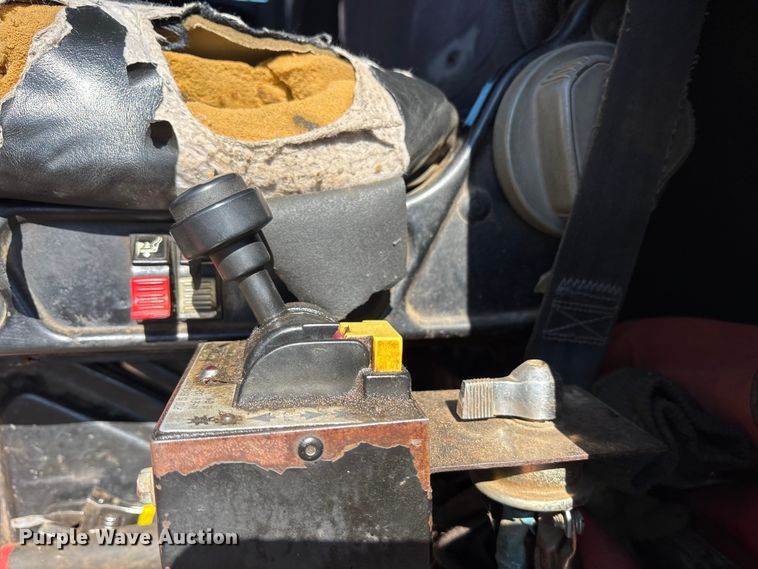 image for item ET7296 2004 Peterbilt 385 semi truck