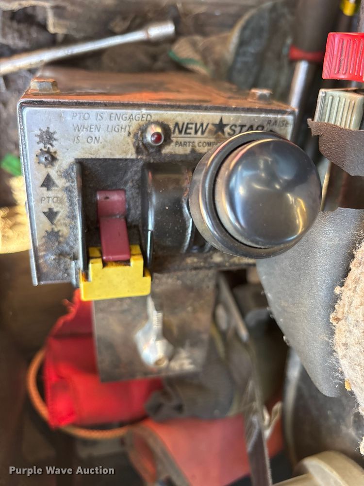 image for item ET7296 2004 Peterbilt 385 semi truck