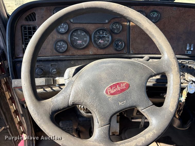 image for item ET7296 2004 Peterbilt 385 semi truck