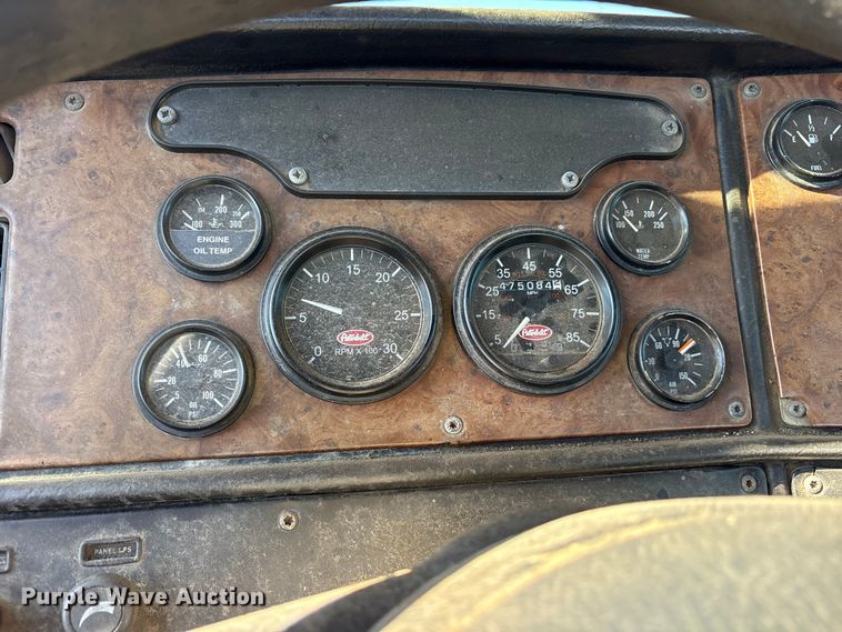 image for item ET7296 2004 Peterbilt 385 semi truck