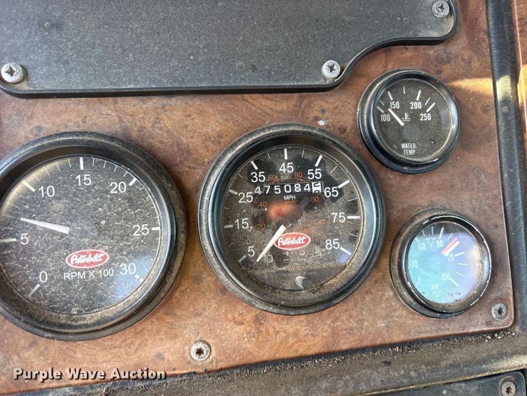 image for item ET7296 2004 Peterbilt 385 semi truck