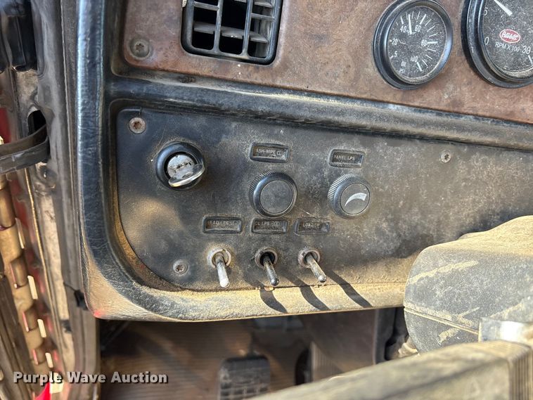 image for item ET7296 2004 Peterbilt 385 semi truck