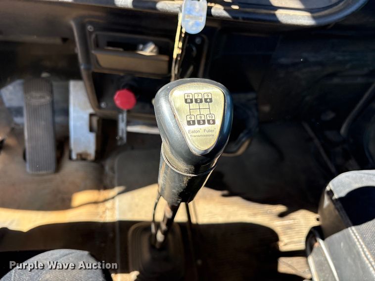 image for item ET7296 2004 Peterbilt 385 semi truck