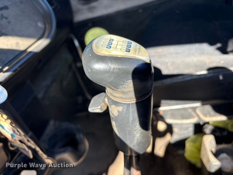 image for item ET7296 2004 Peterbilt 385 semi truck