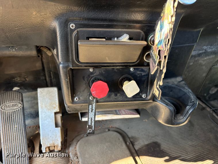 image for item ET7296 2004 Peterbilt 385 semi truck