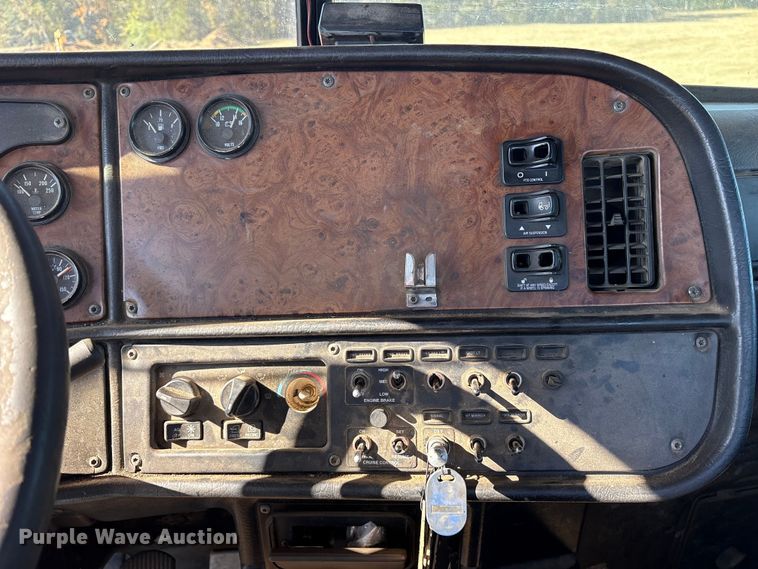 image for item ET7296 2004 Peterbilt 385 semi truck