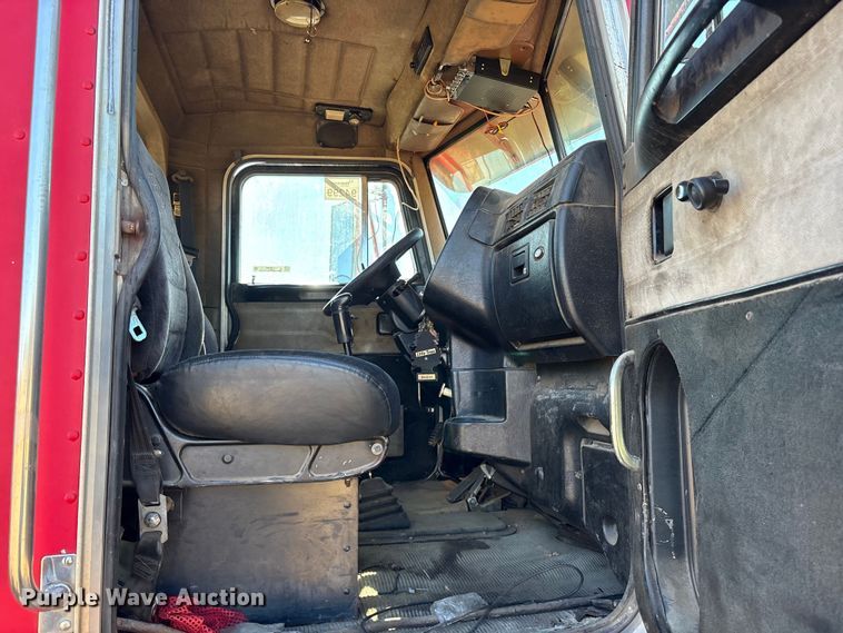 image for item ET7296 2004 Peterbilt 385 semi truck