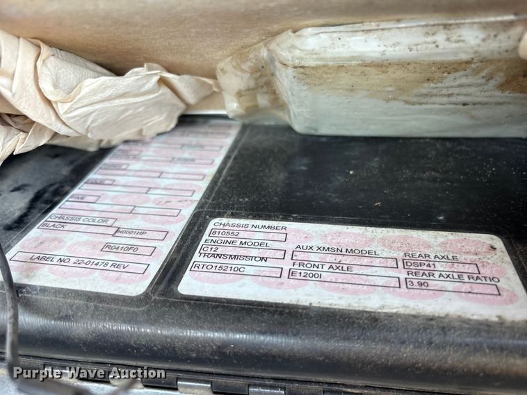 image for item ET7296 2004 Peterbilt 385 semi truck