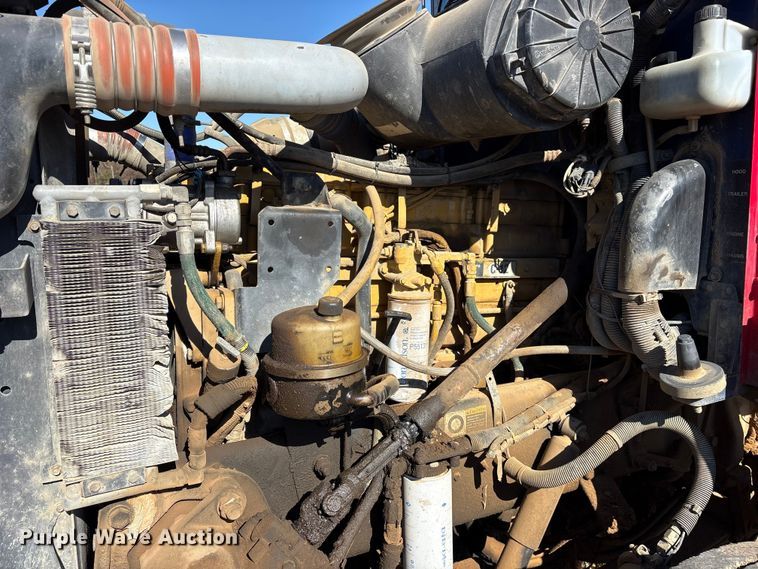 image for item ET7296 2004 Peterbilt 385 semi truck