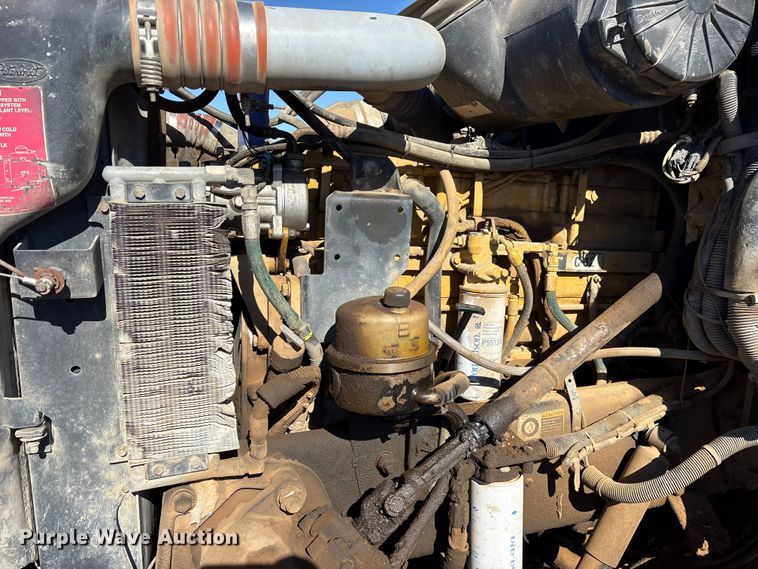 image for item ET7296 2004 Peterbilt 385 semi truck