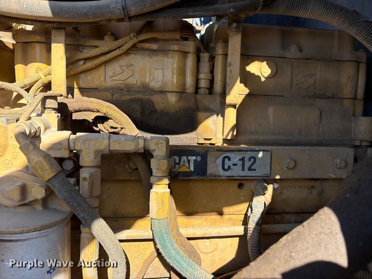 image for item ET7296 2004 Peterbilt 385 semi truck