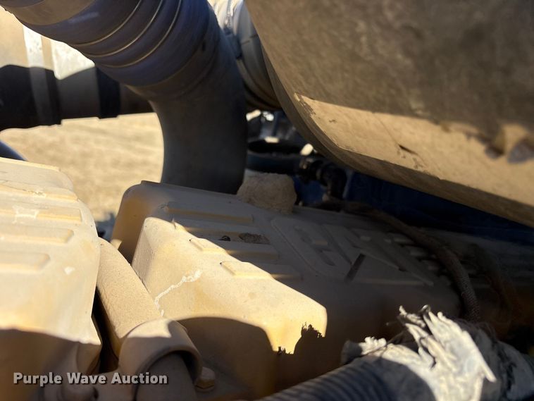 image for item ET7296 2004 Peterbilt 385 semi truck