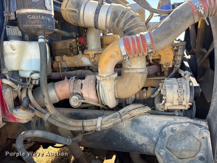 image for item ET7296 2004 Peterbilt 385 semi truck