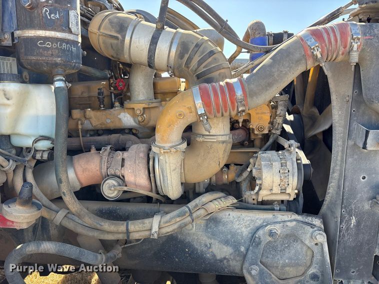 image for item ET7296 2004 Peterbilt 385 semi truck