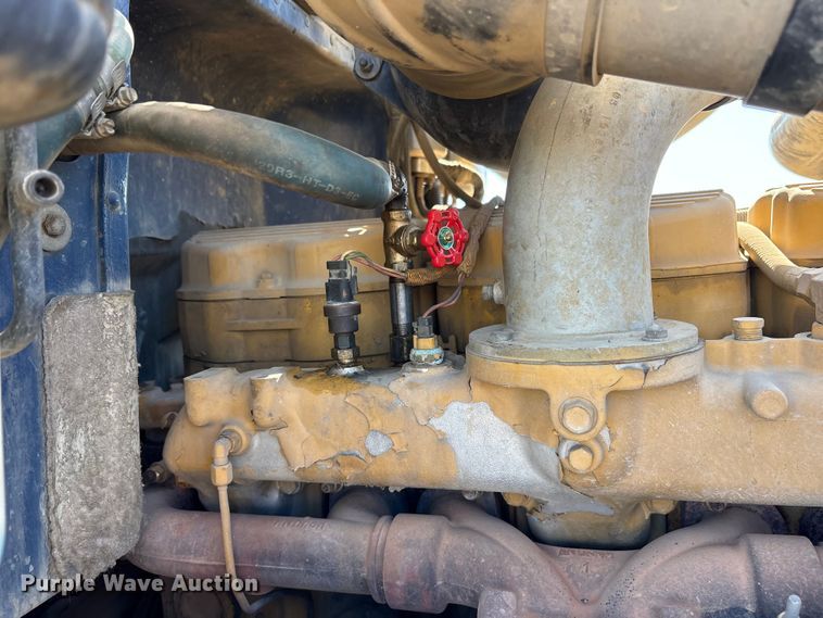 image for item ET7296 2004 Peterbilt 385 semi truck