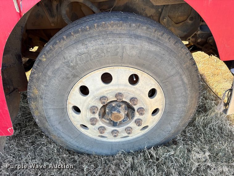 image for item ET7296 2004 Peterbilt 385 semi truck