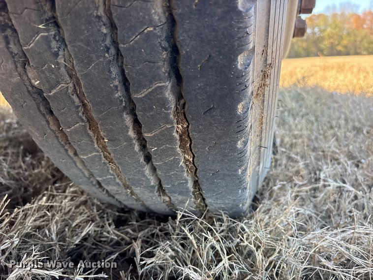 image for item ET7296 2004 Peterbilt 385 semi truck