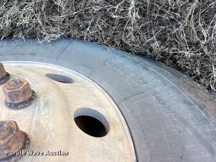 image for item ET7296 2004 Peterbilt 385 semi truck