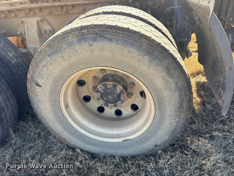 image for item ET7296 2004 Peterbilt 385 semi truck