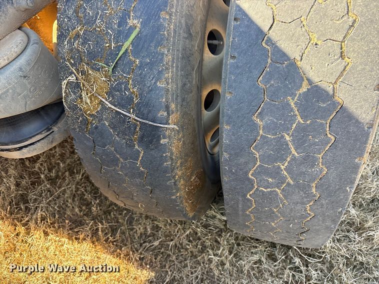 image for item ET7296 2004 Peterbilt 385 semi truck