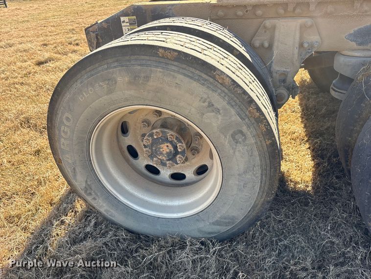 image for item ET7296 2004 Peterbilt 385 semi truck