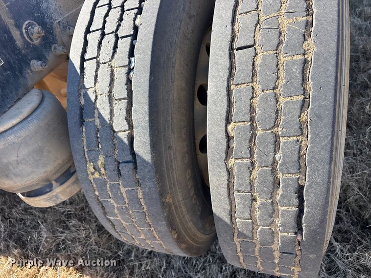 image for item ET7296 2004 Peterbilt 385 semi truck