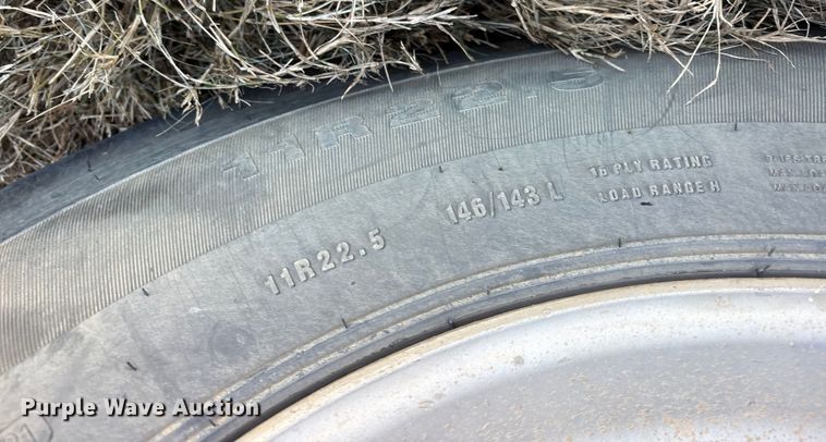 image for item ET7296 2004 Peterbilt 385 semi truck