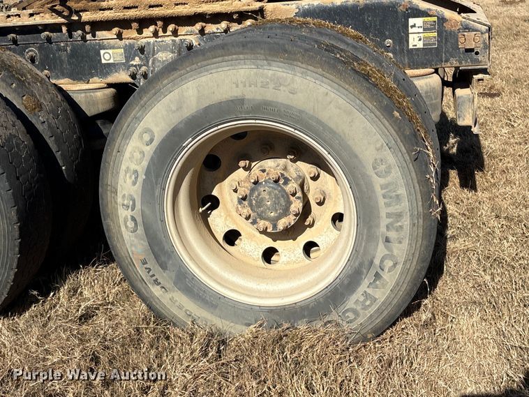 image for item ET7296 2004 Peterbilt 385 semi truck